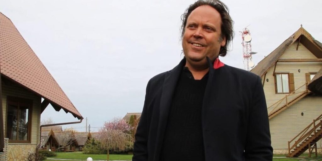 Daniel Zamfir îi deschide uşa jurnalistului britanic Charley Ottley şi oricui promovează România