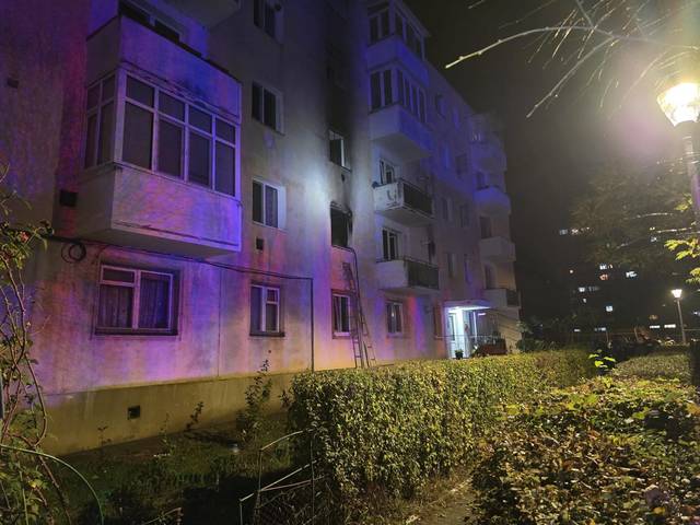 UPDATE - Incendiu într-un bloc din judeţul Sibiu / 30 de persoane s-au evacuat, iar 15 au fost evacuate / Trei persoane, transportate la spital