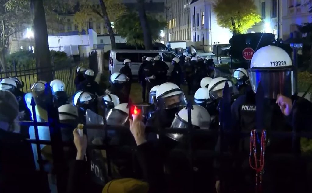 Criză politică în Polonia: Președintele și-a întors avionul din drum. A intervenit poliția antirevoltă (Video)