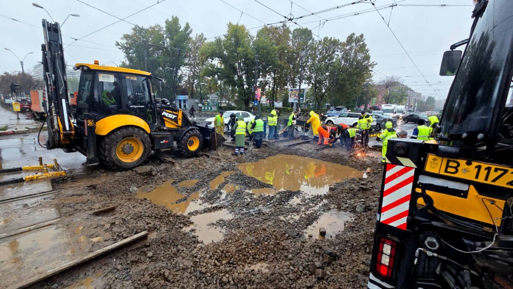 STB repară șinele de tramvai și carosabilul la intersecția Calea Rahovei cu Șoseaua Progresului. Lucrările ar urma să fie gata până duminică