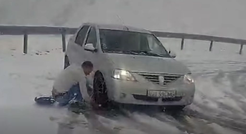 Ninsorile blochează Transalpina / Sectorul Rânca – Obârșia Lotrului se închide sâmbătă pentru toate autovehiculele