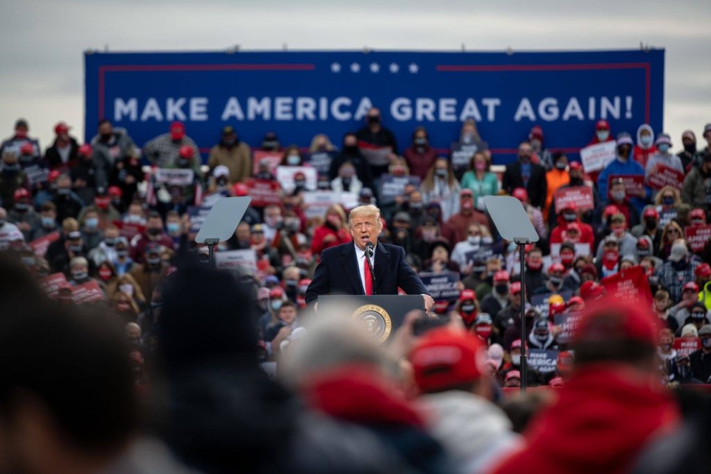 „Taci din gură, ratatule! Ce ratat!”, a strigat Donald Trump la un protestatar prezent la unul din mitingurile sale electorale / Cota de popularitate a președintelui american este la un minim istoric