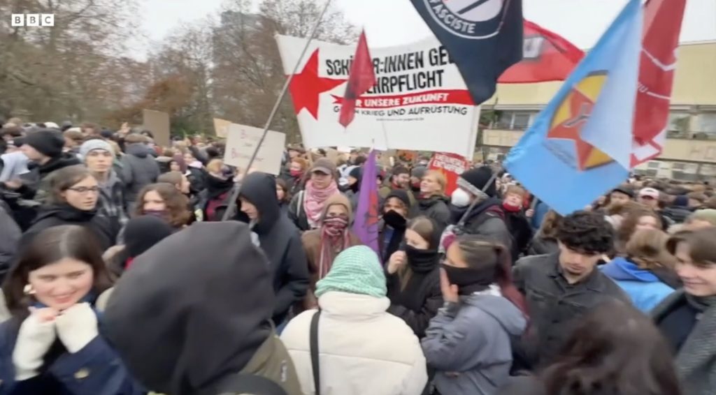 Mii de tineri au participat la manifestații în 30 de orașe din Germania / Cer finanţare sporită pentru şcoli, servicii de sprijin pentru persoanele cu dependenţe şi psihoterapie și măsuri pentru a contracara creşterea costului vieţii